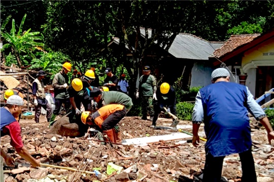 Al Qomroh Salurkan Amanah ke Korban Gempa Cianjur